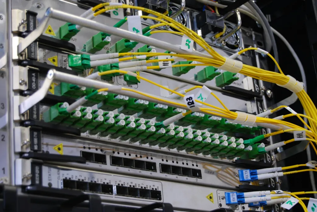 Fiberkablar inkopplade i en switch i ett serverrack